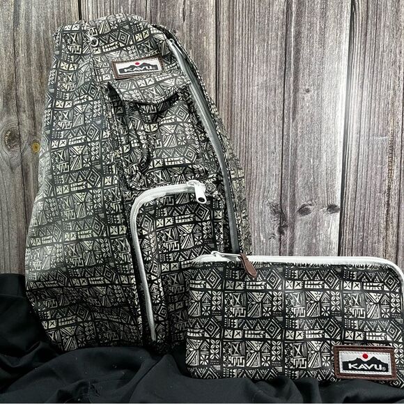 Kavu 2 piece bundle - Boho Sling and Wristlet in Island Batik print - Picture 1 of 10